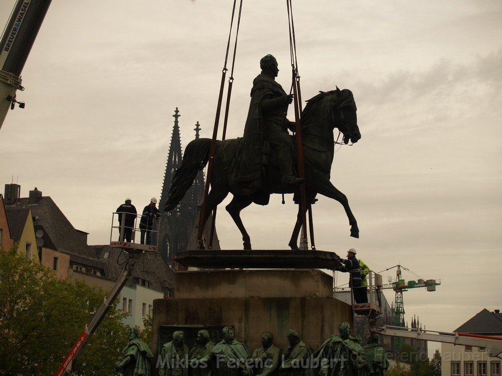 Reiterdenkmal kehrt zurueck auf dem Heumarkt P56.JPG